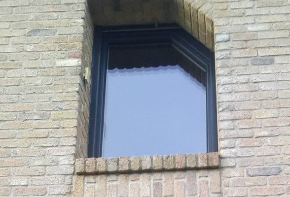 Fenêtre PVC Triple Vitrage Blanc/Gris avec volets motorisés