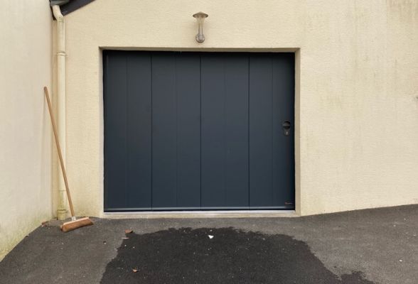 Porte de garage anthracite à Chateaubriant.