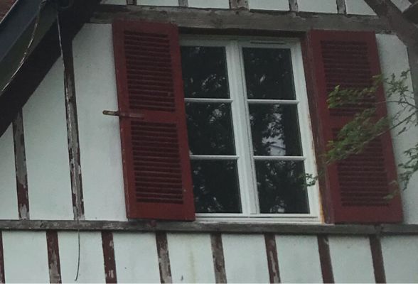 Fenêtres bois croisillons rapportés style traditionnel.