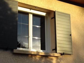 Installation de fenêtre PVC avec croisillons gravés