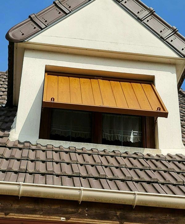 Volet alu couleur bois sur fenêtre de toit chien assis