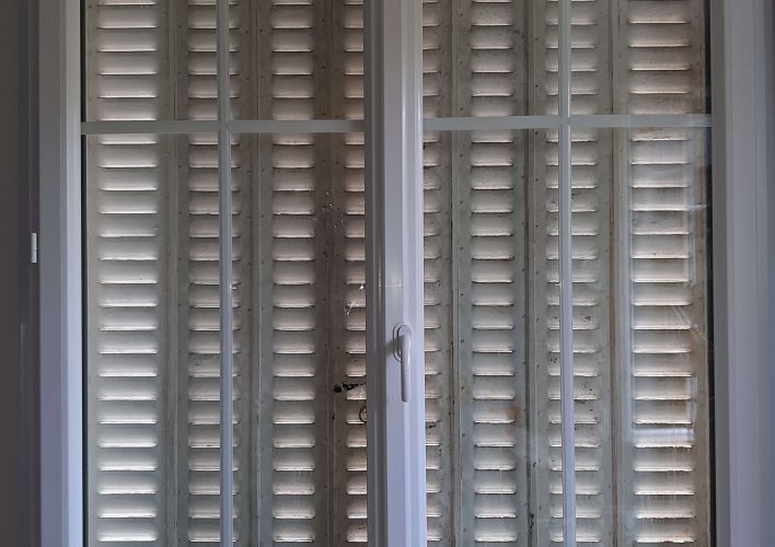 Fenêtre PVC phonique avec conservation persiennes.