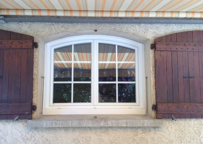 Fenêtres cintrées PVC avec croisillons intégrés.