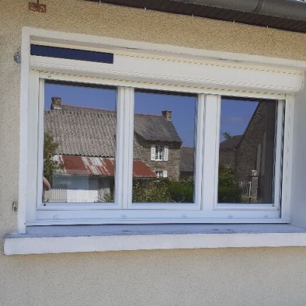 Fenêtre PVC blanche avec volet roulant solaire