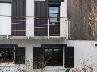 Réalisation exceptionnelle à Saint-Étienne-de-Crossey : volets roulants solaires Brun gris 8019