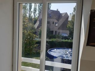 TRYBA Bailly-Romainvilliers : Fenêtres aluminium blanches de haute qualité.