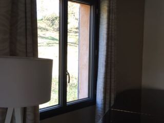 Fenêtres en aluminium anthracite pour villa provençale.