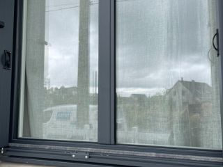 Fenêtres avec volets coulissants jalousie en aluminium à Dol de Bretagne (  35120 ). à DOL-DE-BRETAGNE (35)