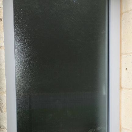 Fenêtre aluminium T84 avec finition élégante.