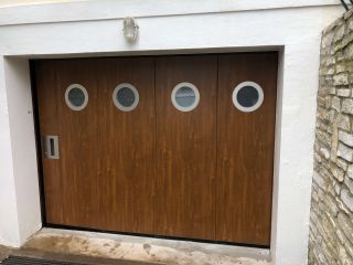 Porte de garage sectionnelle latérale avec portillon