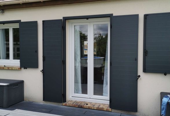 Porte-fenêtre PVC T70 et volets isolants de qualité - Vernon