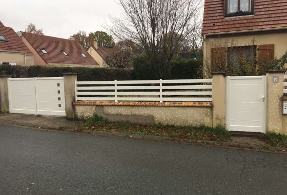 Portail blanc motorisé, clôture et portillon.