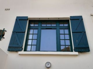 Fenêtres en bois laquées de qualité.