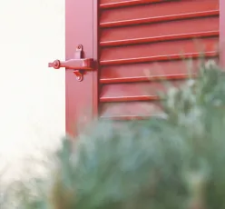 volet battant lamelle orientable rouge facade maison buisson