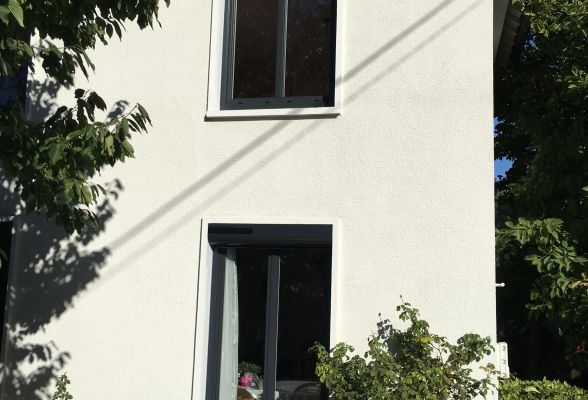 Pose de fenêtres en aluminium et volets roulants solaires