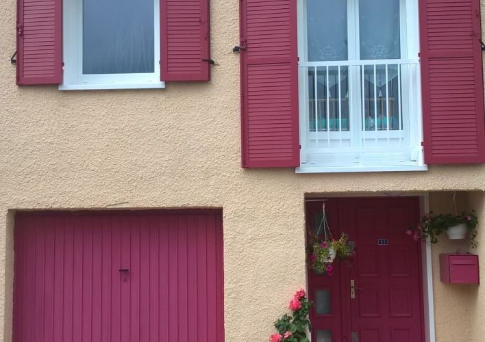 Volets battants en aluminium rose à Villeneuve-d'Ascq