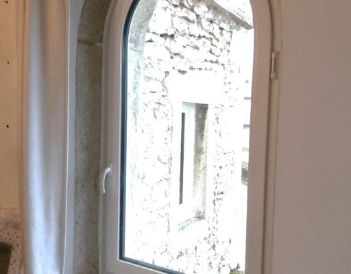 Fenêtres en PVC blanc pour rénovation exceptionnelle.