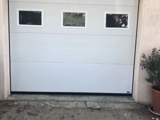 Porte de garage sectionnelle motorisée avec hublots