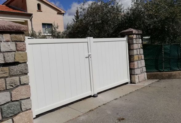 Portail PVC blanc à 2 vantaux à Sisteron (04) - TRYBA Manosque
