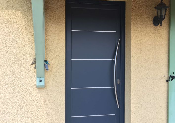 Porte d'entrée aluminium bicolore avec barre de tirage