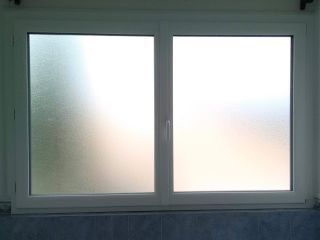 Fenêtres PVC avec volets roulants de qualité.