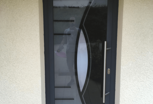 Porte d'entrée aluminium jaspe bicolore avec barre de tirage