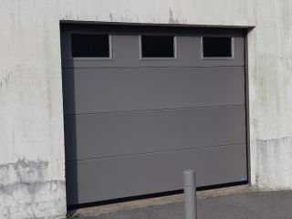 Porte de garage sectionnelle motorisée Surzur