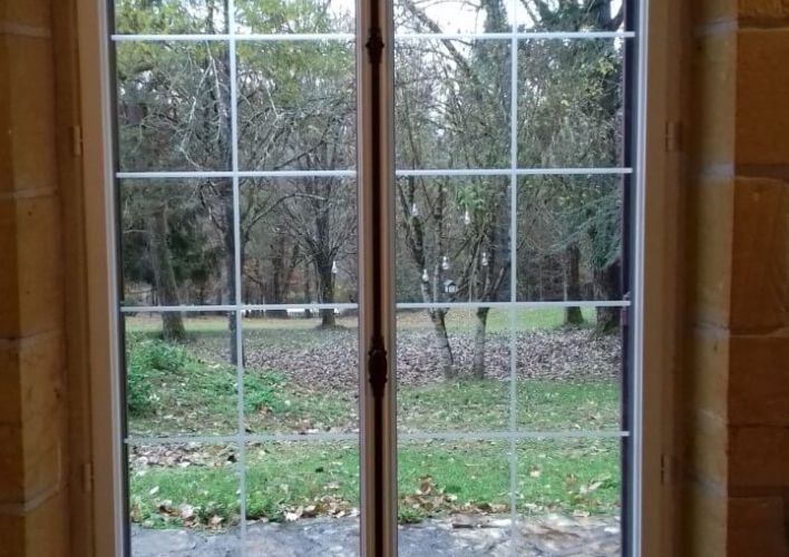 Porte Fenêtre ALU avec crémone et vitrage gravé