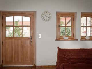 Fenêtres et portes en bois personnalisées.