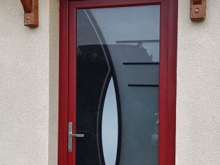 Porte d'entrée, fenêtres et volets en aluminium.