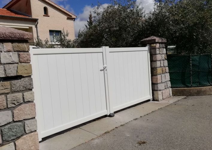 Portail PVC blanc à 2 vantaux à Sisteron (04) - TRYBA Manosque