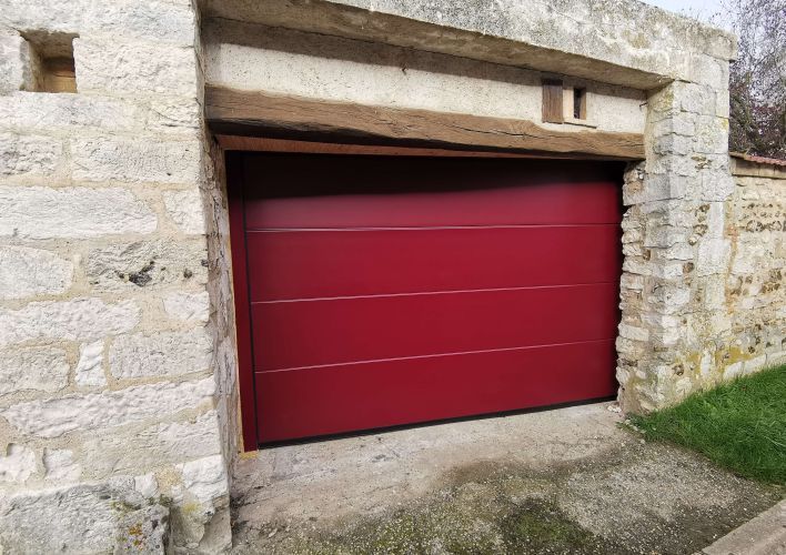 Porte de garage sectionnelle motorisée couleur Rouge pourpre.