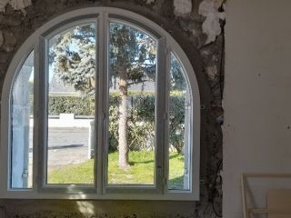 Fenêtre cintrée en PVC de qualité supérieure.