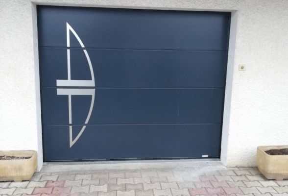Porte d'entrée alu et porte de garage sectionnelle modernes