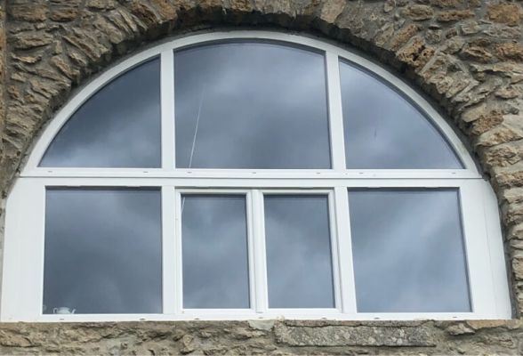 Fenêtre PVC cintrée à SAINT-ETIENNE-DE-FONTBELLON.