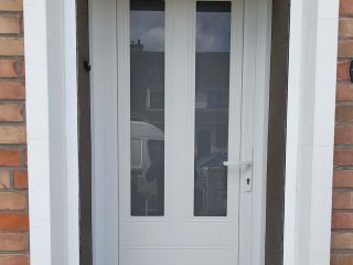 Porte d'entrée NICE et fenêtres PVC T84