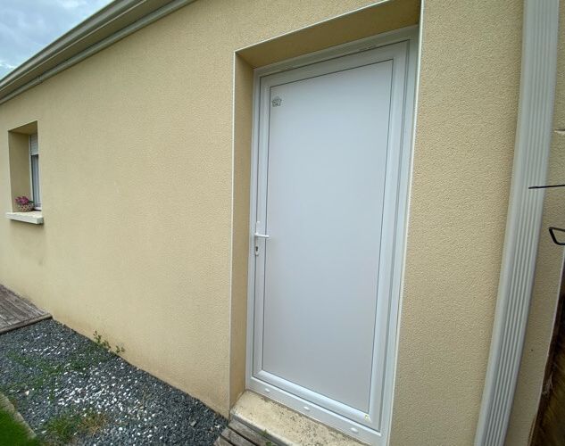 Porte-fenêtre PVC T70 : robustesse, isolation, design.