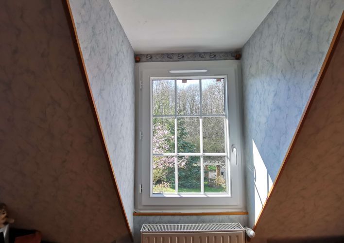 Fenêtre PVC T70 avec croisillons et grille de ventilation