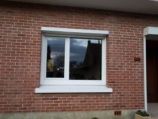 Fenêtres PVC blanc asymétriques avec oscillobattant et grille de ventilation