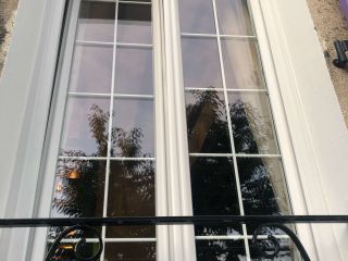 TRYBA - Fenêtres PVC blanc et volets battants lilas bleu
