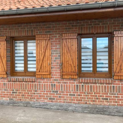 Porte-fenêtre PVC et porte de garage en chêne doré à Raismes
