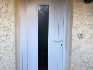 Installation de porte d'entrée et fenêtres PVC performantes