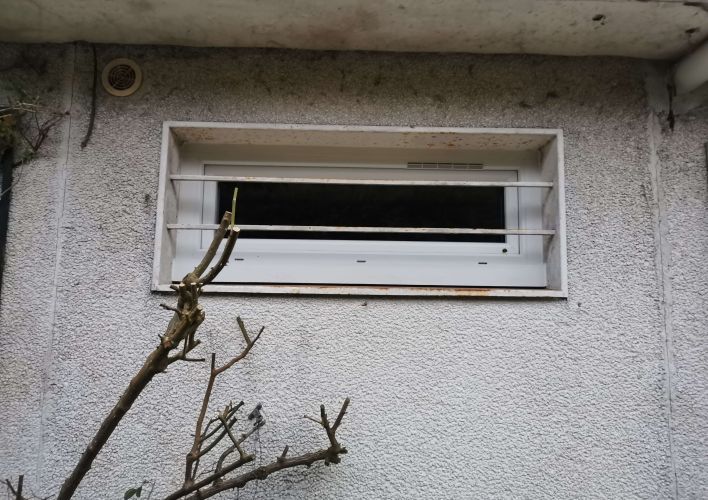 Fenêtre soufflet triple vitrage PVC RAL 9016.