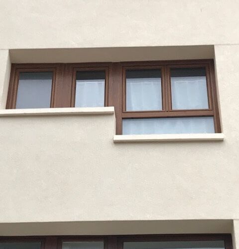 Fenêtres bicolores en PVC de haute qualité.