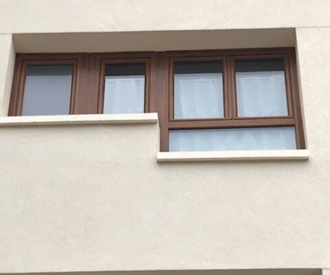 Fenêtres bicolores en PVC de haute qualité.