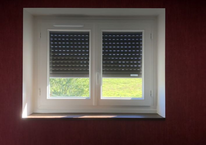 Fenêtres PVC T70 blanches, volets roulants solaires bruns