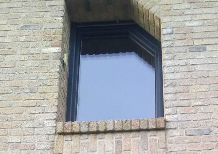 Fenêtre PVC Triple Vitrage Blanc/Gris avec volets motorisés