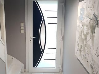 Porte d'entrée PVC vitrée modèle 'Jaspe'.