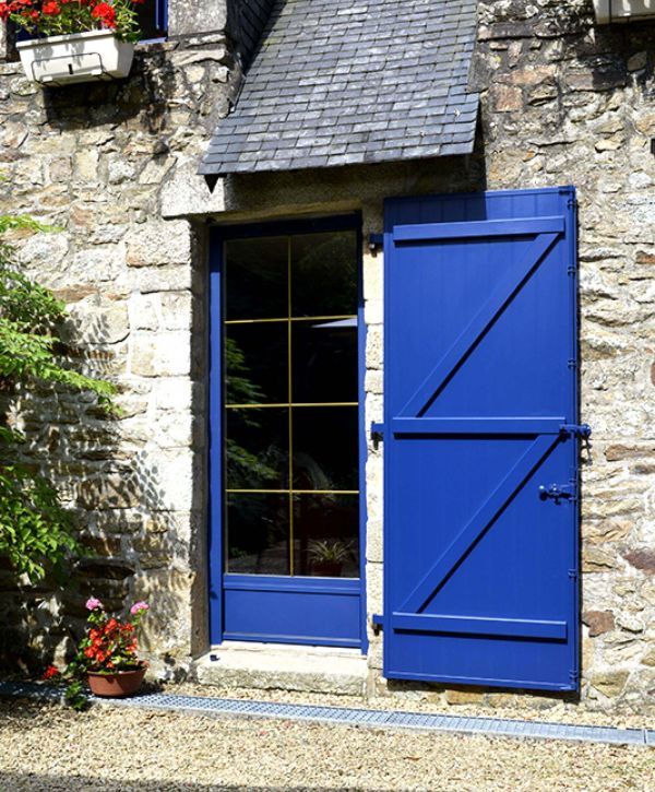 Volet battant bleu porte fenetre facade maison pierre