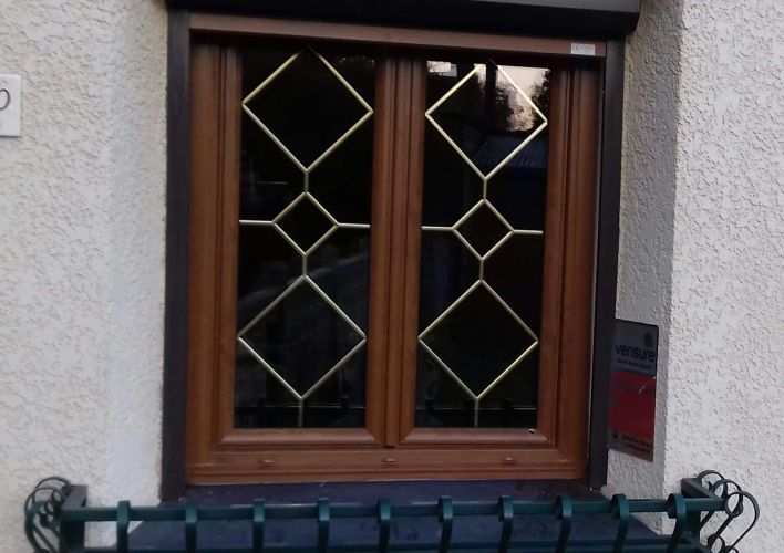 Fenêtres PVC T70 chêne d'or avec petits bois intégrés laiton